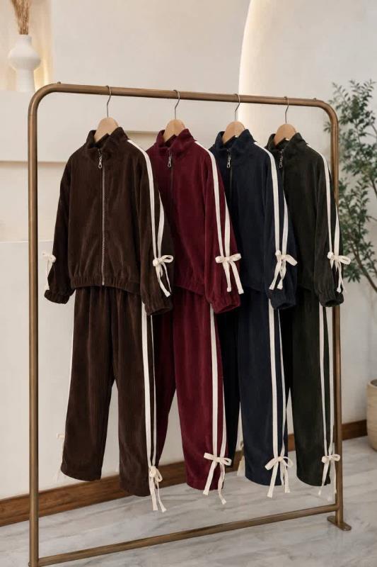 Girls' sweatshirt and trousers, ages 3 to 10 (8)