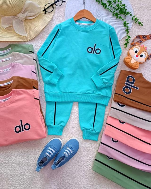 Girls' and boys' blouse and trousers, sizes 45 and 50 (10)
