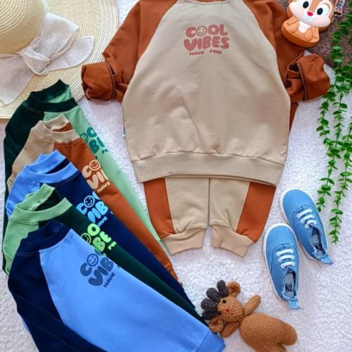 Girls' and boys' blouse and trousers, sizes 45 to 60