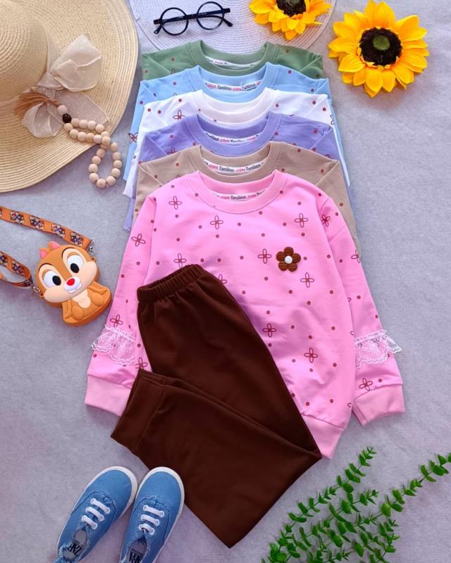 Girls' blouse and trousers, for ages 4 to 7 years (7) Girls' blouse and trousers, for ages 4 to 7 years