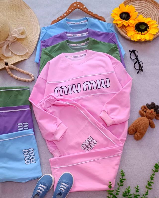 Girls' blouse and trousers, sizes 50 to 65 (8) Girls' blouse and trousers, sizes 50 to 65